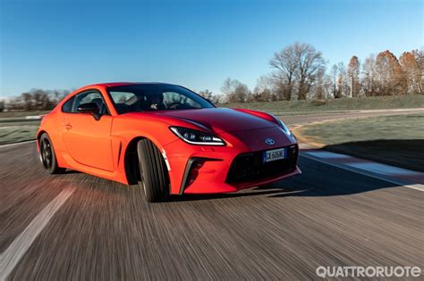 Toyota GR86 in azione su strada