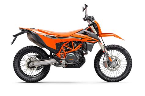 KTM 690 Enduro R in azione su un terreno sterrato