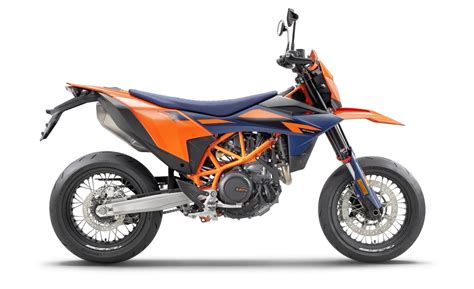 KTM 690 SMC R in piega su pista asfaltata