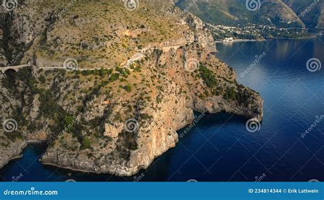 Fotografia aerea di una strada panoramica costiera