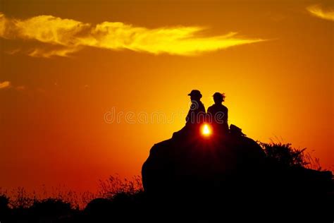 Coppia che guarda un tramonto su una strada panoramica