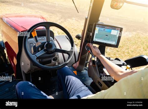 Operatore agricolo che utilizza un trattore moderno