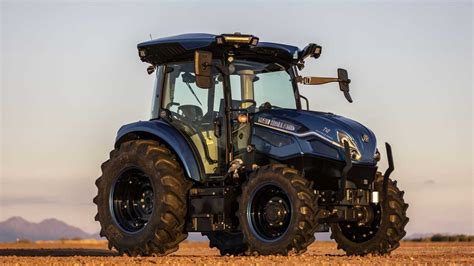 Meccanico che esegue un check-up su un trattore New Holland