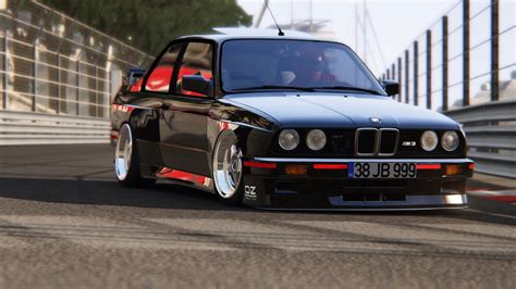 BMW M3 E30 in corsa