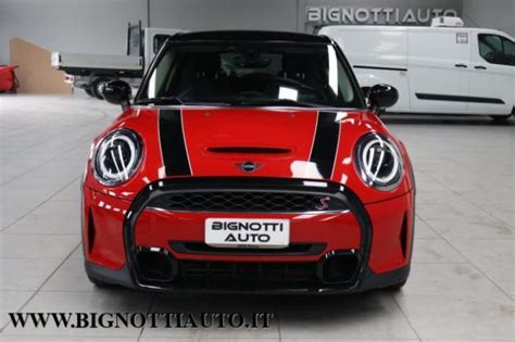 Interno ed esterno di una MINI Cooper esposta