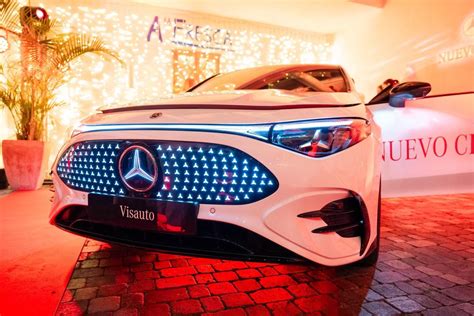 Mercedes-Benz CLA in esposizione durante un evento