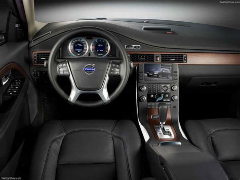 Example of a Bluepower 890 unit installed in a Volvo dashboard