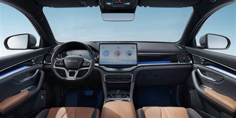Interni di un SUV moderno con display touchscreen