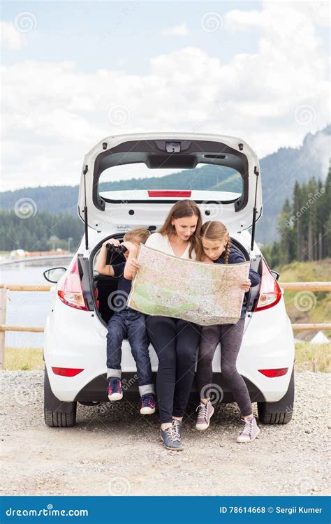 Famiglia che viaggia con due cani in auto