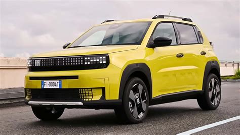 Panda gigante e Fiat Panda affiancati
