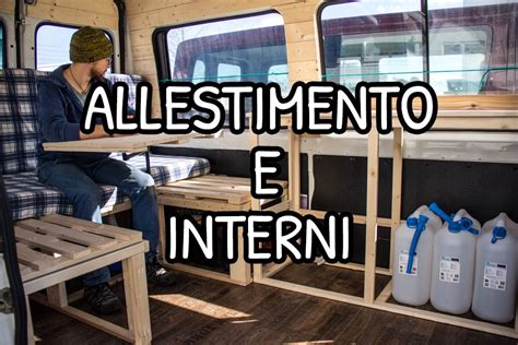 Interno di un camper fai-da-te con rivestimenti in legno