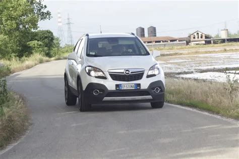 Opel Mokka in azione su strada di campagna