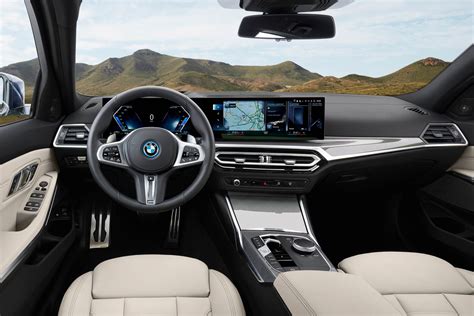 BMW Serie 3 Touring 2023 interni con Curved Display