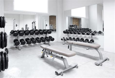 Attrezzi per allenamento di forza in una palestra moderna