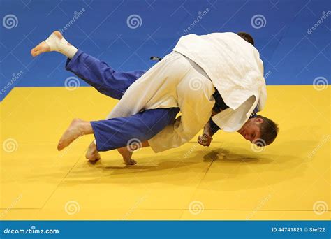 Atleta di judo in azione