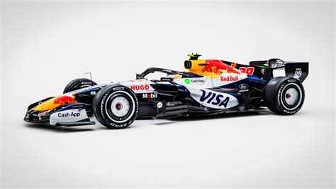 Monoposto di Formula 1 del team Visa Cash App Racing Bulls in pista