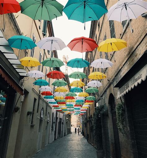Via Mentana a Ravenna con gli ombrelli colorati