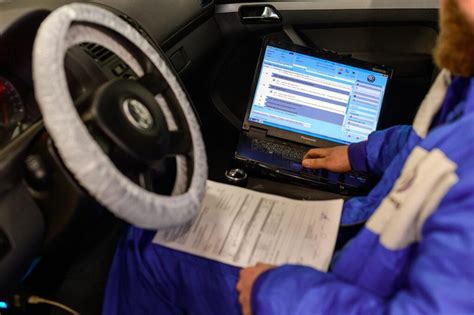 Tecnico che esegue la diagnosi su una Volkswagen Caddy