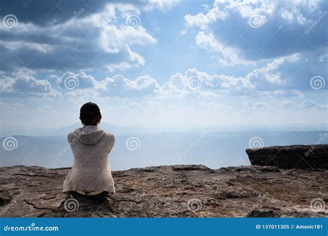 una persona che osserva un paesaggio complesso