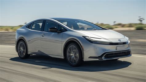Toyota Prius in un ambiente naturale con messa a fuoco su dettagli della carrozzeria