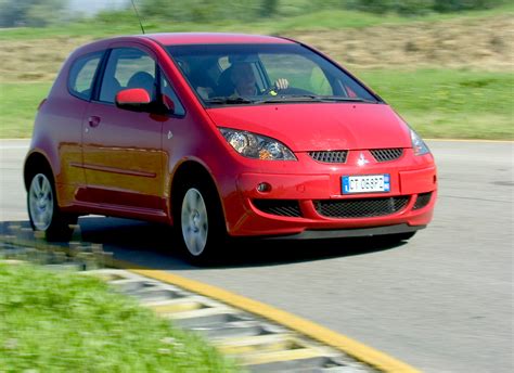 Mitsubishi Colt CZT in azione su strada tortuosa