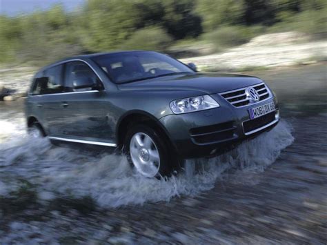 Volkswagen Touareg prima generazione su strada sterrata