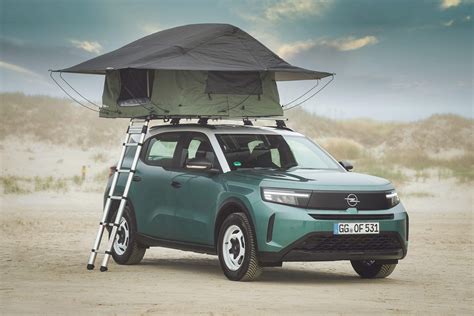 Opel Frontera in un ambiente urbano
