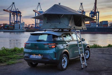 Opel Frontera con accessori da tetto per il trasporto