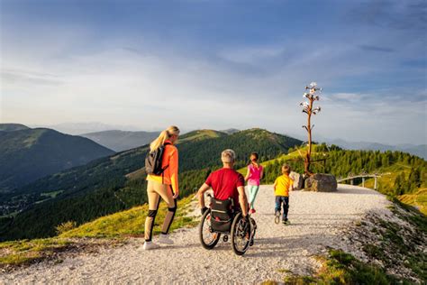 Persona in carrozzina che esplora un luogo turistico accessibile