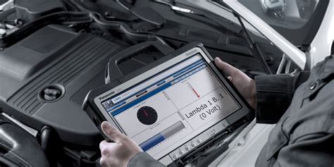 Meccanico che esegue diagnosi auto con strumento OBD-II