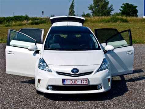 Toyota Prius+ in movimento su strada