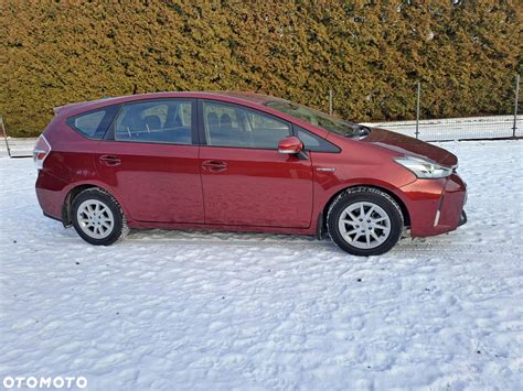 Toyota Prius+ in curva, evidenziando il rollio