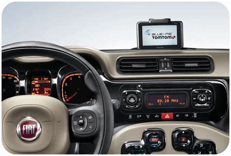 Interno della Fiat Panda con sistema Blue&Me TomTom 2 LIVE