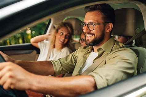 Persona al volante di un'auto con pensieri che si diramano sullo stile di guida