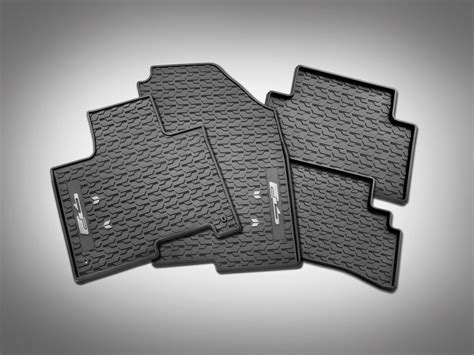 Immagine di diversi accessori originali Kia, come portabici, tappetini e sistemi di infotainment