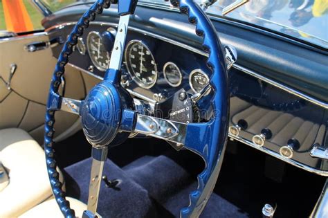 Dettaglio degli interni in velluto di un'auto d'epoca