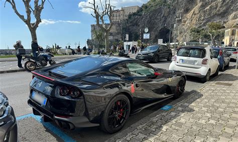 Ferrari bianca elegante parcheggiata di fronte a una chiesa