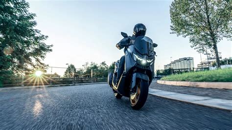Yamaha NMAX 155 in ambiente urbano, con enfasi sulla maneggevolezza
