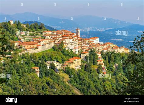 Veduta di Varese con il Sacro Monte