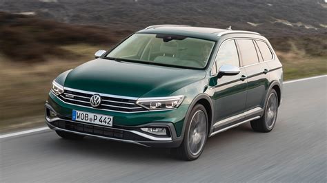 Volkswagen Passat Alltrack in un ambiente fuoristrada