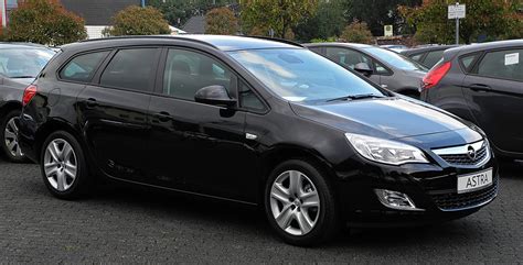Opel Astra J Sports Tourer esterna