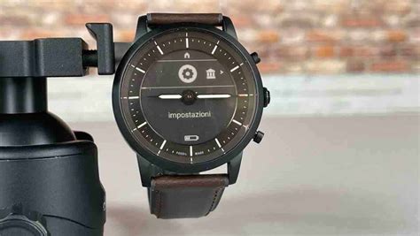 Dettaglio del quadrante di uno smartwatch ibrido Fossil
