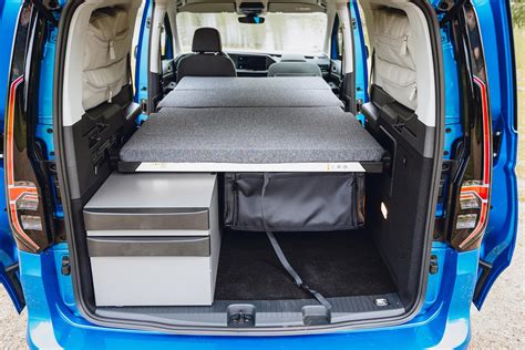 Volkswagen Caddy California con il letto allestito