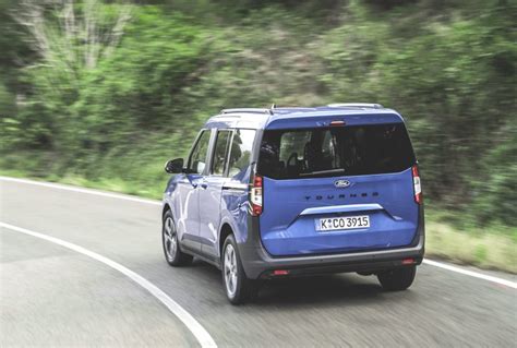 Ford Tourneo Courier su una strada panoramica