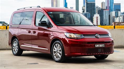 Volkswagen Caddy in movimento in città