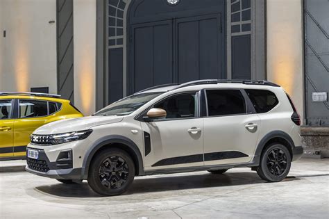 Dacia Jogger parcheggiata in un'area naturale