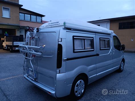 Minivan camper omologato in un campeggio