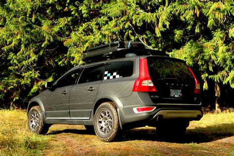 Volvo XC70 parked in a narrow space with folded mirrors