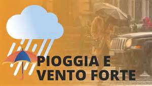 Vento e pioggia che colpiscono un'auto con deflettori