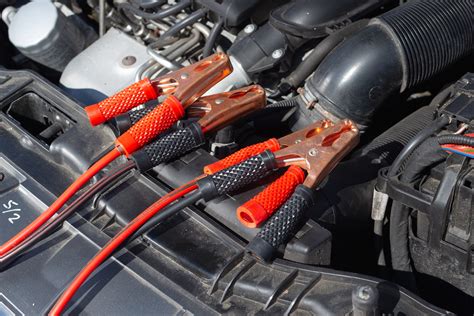 Cavi batteria e auto in panne